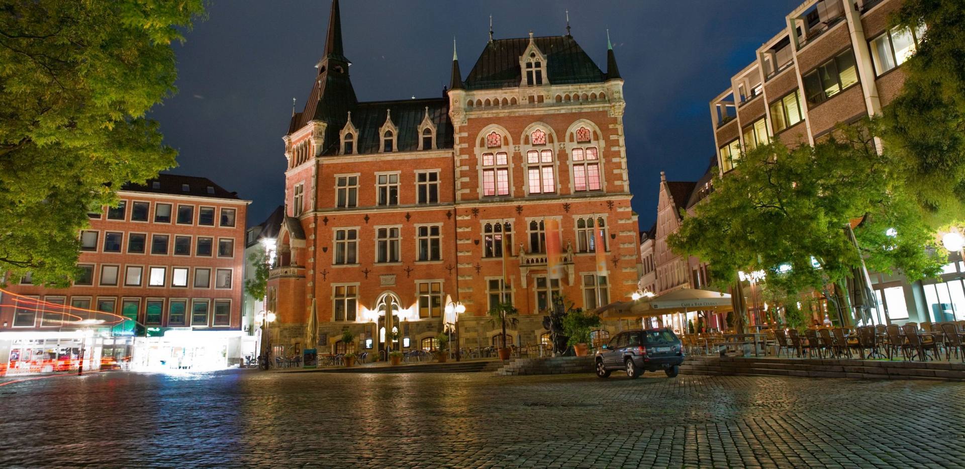 Blick auf das Alte Rathaus und den Marktplatz in den Abendstunden.