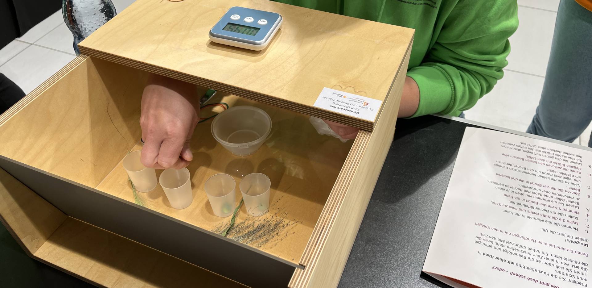 Beim Demenz-Parcours „Hands on Dementia“ erleben die Teilnehmenden in verschiedenen Alltagssituationen typische Symptome einer Demenz und meistern Aufgaben, die durch Spiegelungen oder andere Verfremdungen zur Herausforderung werden. Archivfoto: Stadt Oldenburg Beim Demenz-Parcours „Hands on Dementia“ erleben die Teilnehmenden in verschiedenen Alltagssituationen typische Symptome einer Demenz und meistern Aufgaben, die durch Spiegelungen oder andere Verfremdungen zur Herausforderung werden. Archivfoto: Stadt Oldenburg