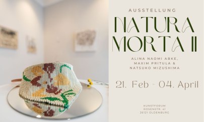 Vor einem beigen Hintergrund wird links ein k&uuml;nstlerisches Objekt abgebildet: ein aus Perlen gewobenes Collier mit blumenartigem Muster. Daneben ist folgender Text zu lesen: &bdquo;AUSSTELLUNG // NATURA MORTA II // Alina Naomi Abke, Maxim Pritula & Natsuko Mizushima // 21. Feb - 04. Apr // Kunstforum Rosenstr. 41 26121 Oldenburg