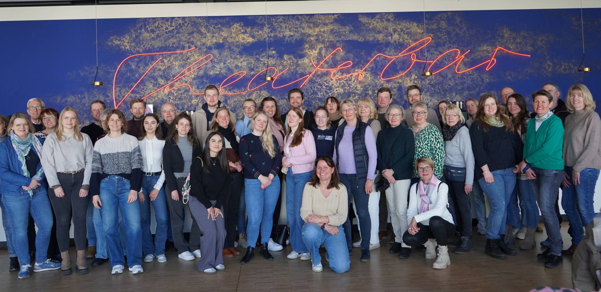 Tourismustreffen in Oldenburg: Am 17. März 2025 erkundeten über 40 Tourismusmitarbeitende aus der Region die kulturellen und touristischen Highlights der Stadt. Veranstaltet von der OTM im Rahmen der „Stadt.Land.Geest“-Kooperation. Das Bild zeigt die Gruppe im Staatstheater vor der Theaterbar.