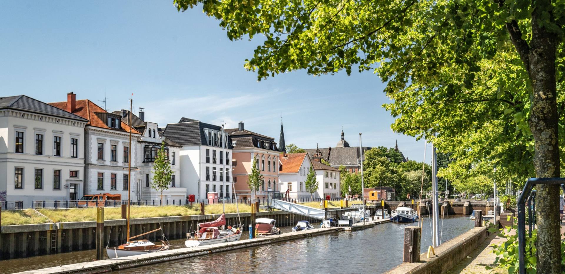 Hafenpromenade Oldenburg mit Blick auf gegenüberliegende Uferseite Hafenpromenade Oldenburg mit Blick auf gegenüberliegende Uferseite