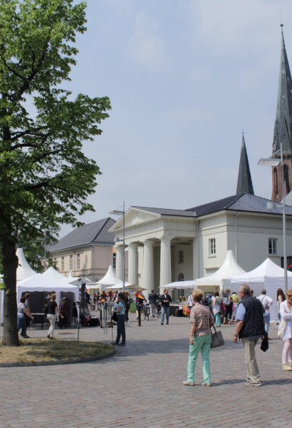 Der Nikolaimarkt auf dem Schlossplatz mit der Lambertikirche