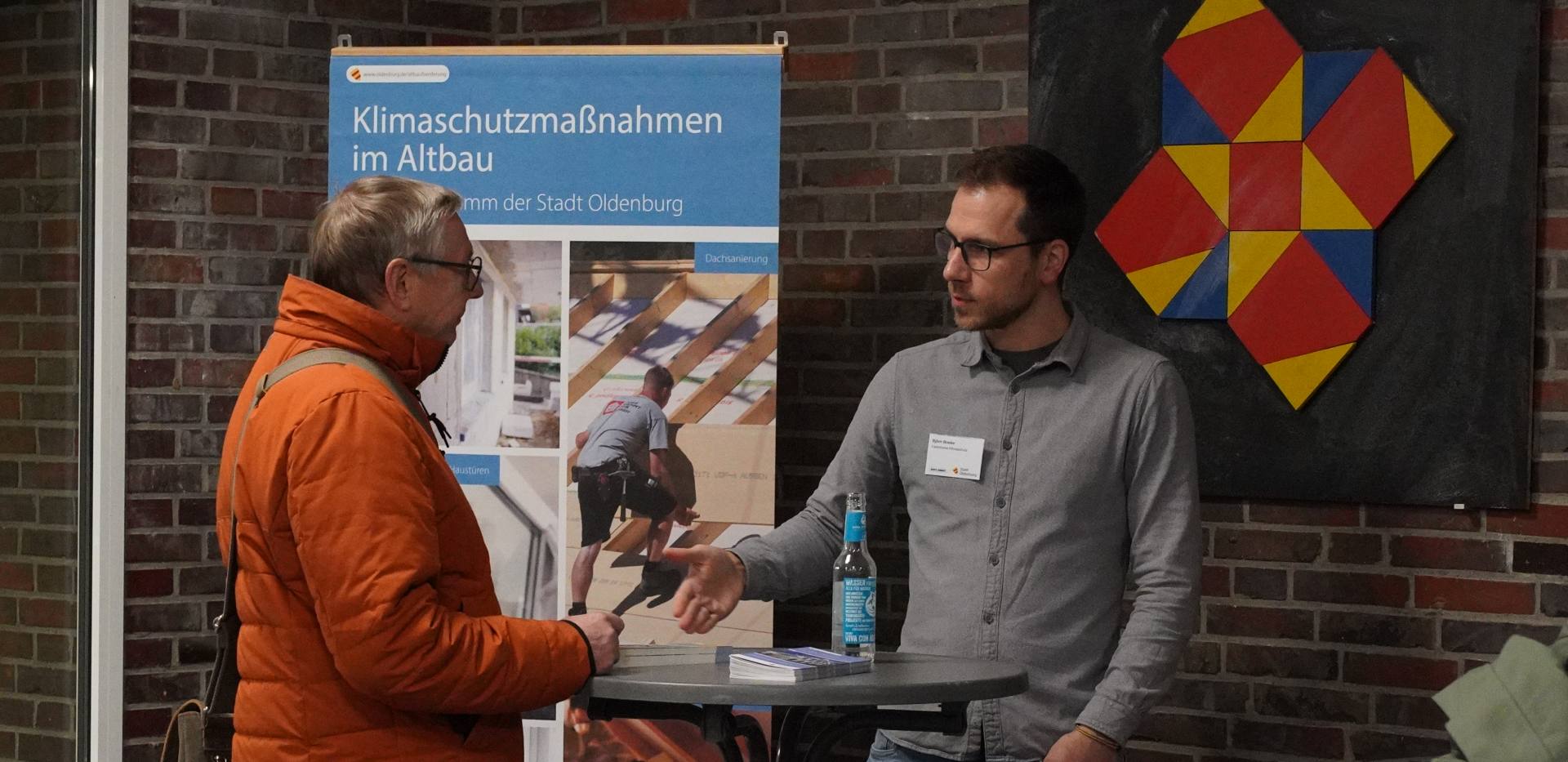 Beratungssituation an einem Stand mit dem Energieberatenden Björn Boeke Beratungssituation an einem Stand mit dem Energieberatenden Björn Boeke