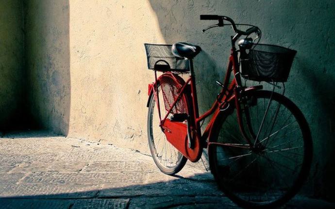 Das rote Fahrrad. Foto: Marco Cassé Das rote Fahrrad. Foto: Marco Cassé