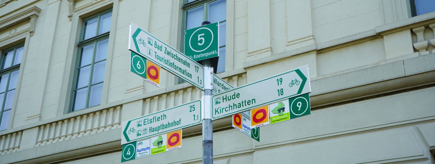 Radwegweiser mit Knotenpunktausschilderung in Oldenburg