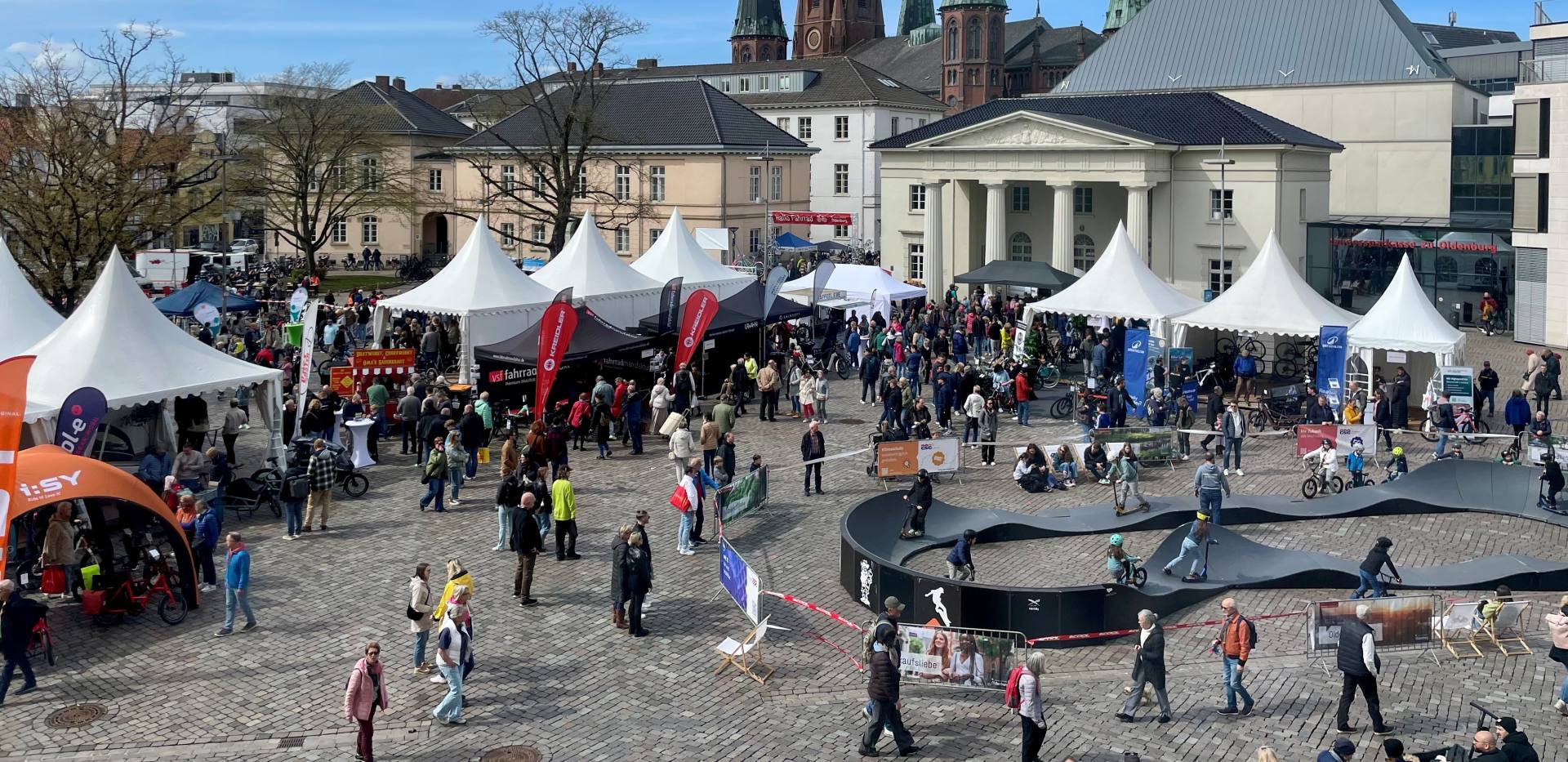 Blick auf den Schlossplatz bei Hallo Fahrrad 2026 mit GSG Pumptrack.