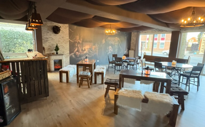 Unsere gemütliche Fantasytaverne mit Holztischen, (künstlichen) Fellen, stimmungsvollem Wandbild und Kamin. Sie dient zum einen als Empfangsraum für unseren Escape Room und zum anderen als Veranstaltungsraum - egal, ob für eure privaten oder Firmenevents oder für von uns ausgerichtete Fantasyevents! Unsere gemütliche Fantasytaverne mit Holztischen, (künstlichen) Fellen, stimmungsvollem Wandbild und Kamin. Sie dient zum einen als Empfangsraum für unseren Escape Room und zum anderen als Veranstaltungsraum - egal, ob für eure privaten oder Firmenevents oder für von uns ausgerichtete Fantasyevents!