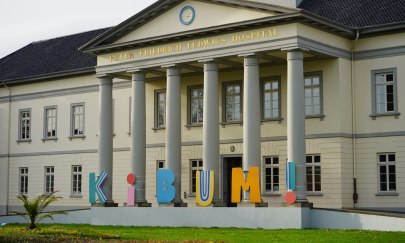 KIBUM Schriftzug vor dem PFL Oldenburg