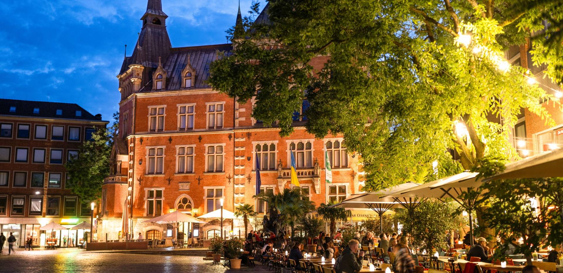 Altes Rathaus und Marktplatz am Abend.