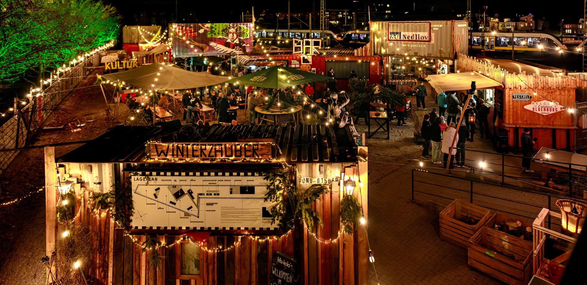 Winterzauber Gleispark Oldenburg Beleuchtete Container zum Winterzauber im Gleispark Oldenburg