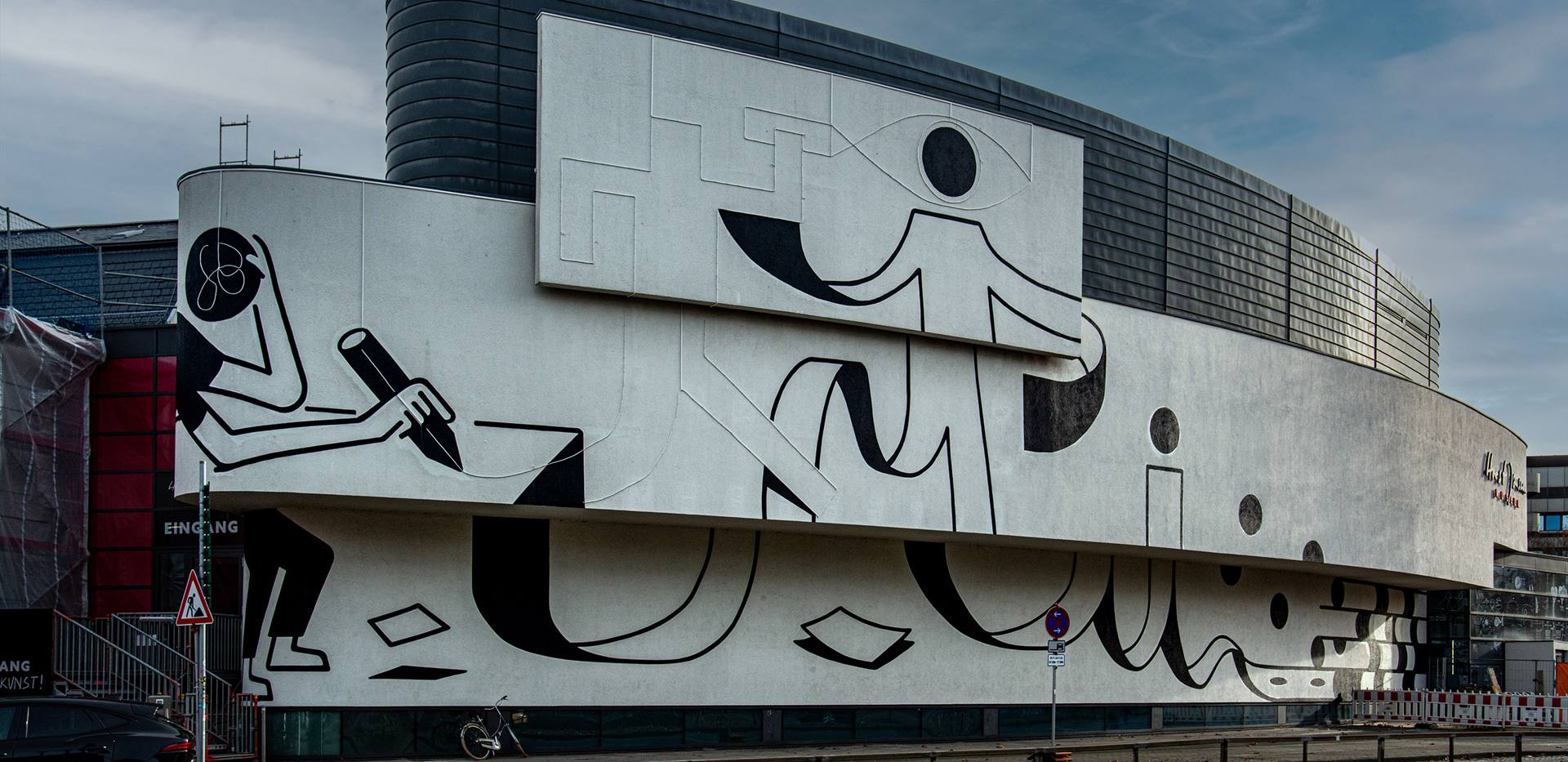 Christoph-Niemann,-Current-Lines-an-der-Fassade-des-Horst-Janssen-Museums-Oldenburg,-Tagansicht,-2023,-Foto-Andrey-Gradetchliev