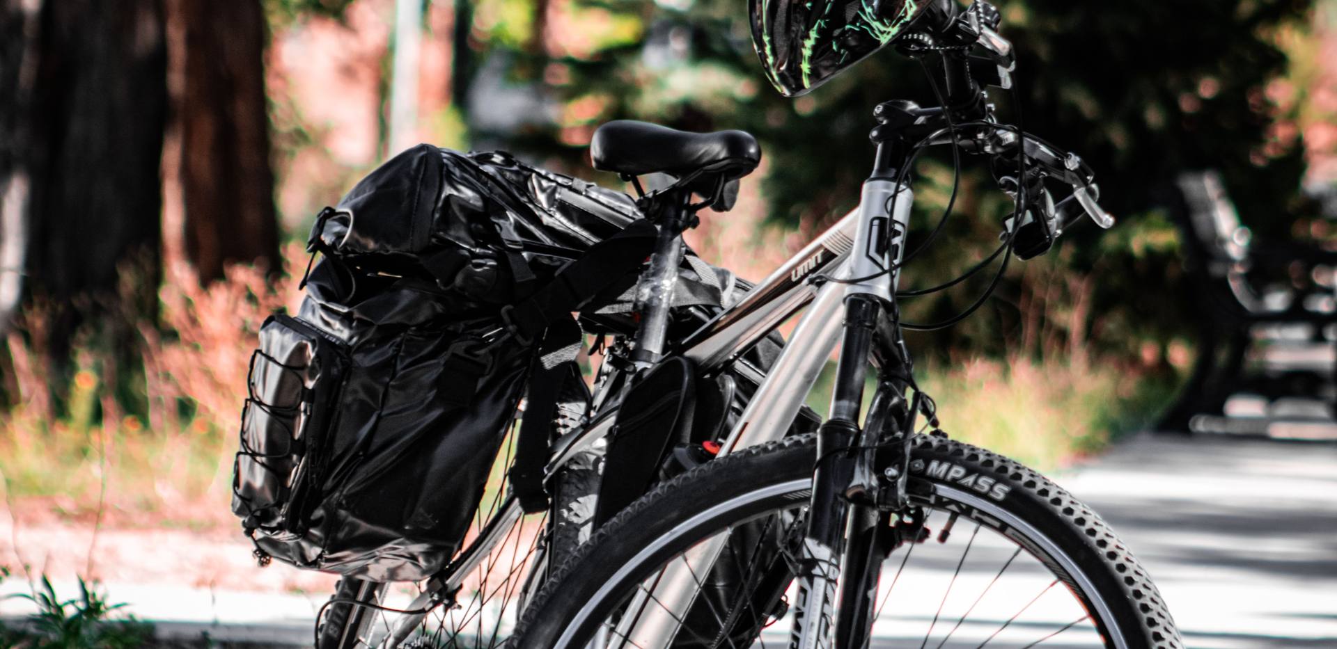 Fahrrad mit Tasche und Helm Fahrrad mit Tasche und Helm