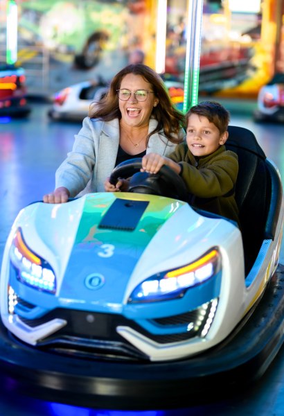 Kramermarkt Oldenburg Autoscooter Mutter und Sohn lachend im Autoscooter