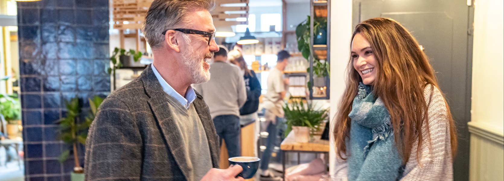 Zwei Personen genießen ein Heißgetränk in einem Oldenburger Café
