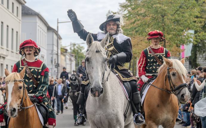Graf und Knappen f&uuml;hren den Kramermarktsumzug an. Foto: Sascha St&uuml;ber