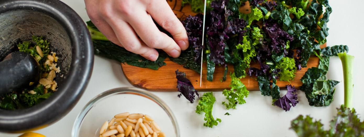 Kleinschneiden von Gr&uuml;nkohl mit Pestozutaten