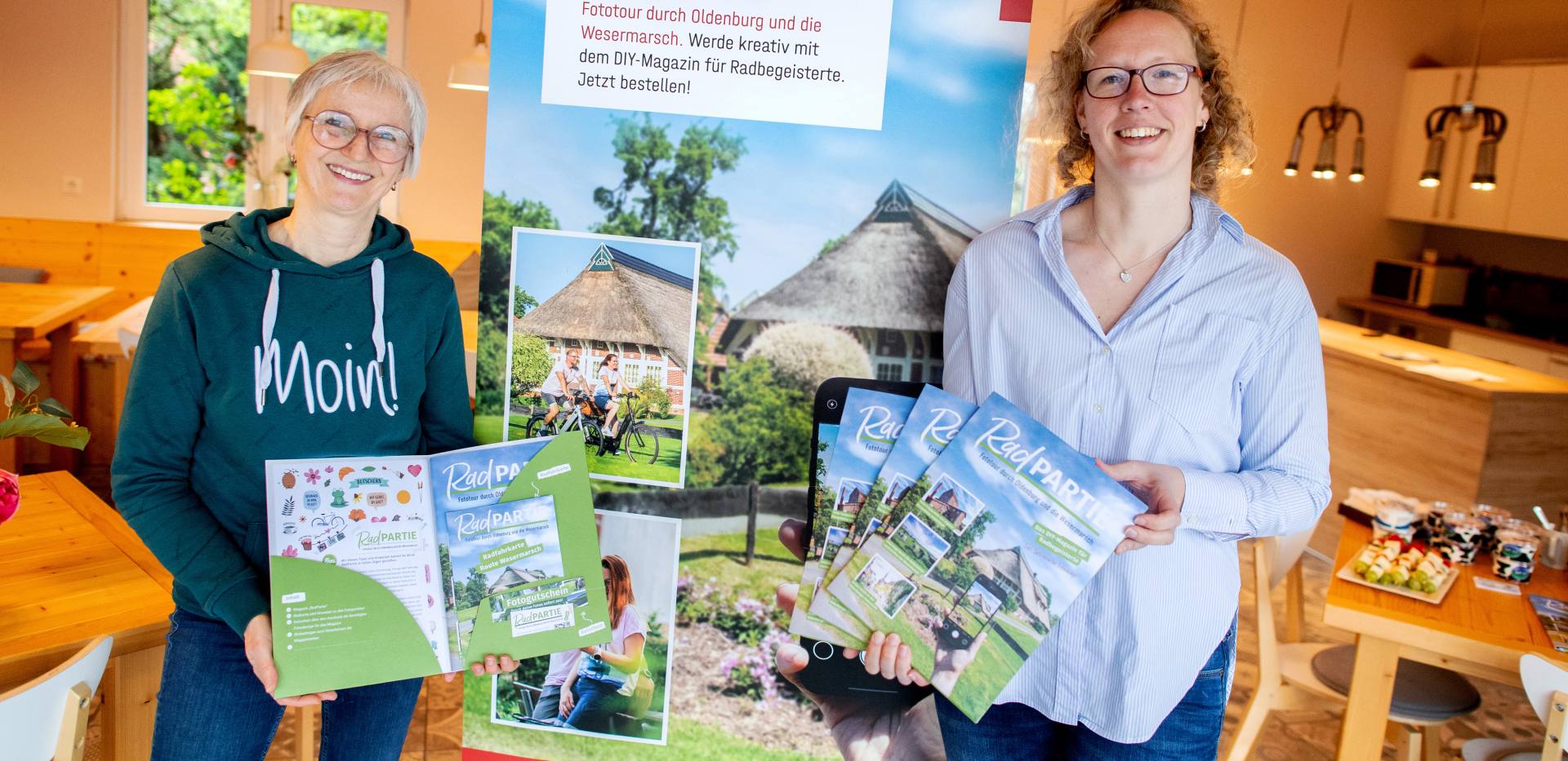 Silke Fennemann (Geschäftsführerin der Oldenburg Tourismus und Marketing GmbH) und Tina Tönjes (Leiterin Touristikgemeinschaft Wesermarsch) stellen am 4. April 2024 im Diershof in Oldenburg (Fotopunkt der Tour) die neue Fotoerlebnistour 