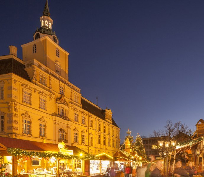 Der Oldenburger Lamberti-Markt mit dem Schloss im Hintergrund am Abend