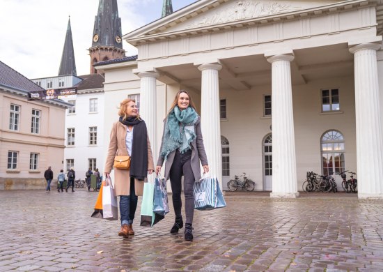 Zwei Frauen auf Shoppingtour in der Oldenburger Innenstadt.