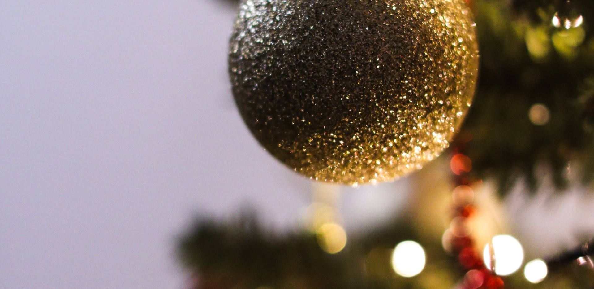 Nahaufnahme eines goldenen Schmucks, der an einem dekorierten Weihnachtsbaum mit Lichtern hängt. Foto: Lora Rikky/Pexels Nahaufnahme eines goldenen Schmucks, der an einem dekorierten Weihnachtsbaum mit Lichtern hängt. Foto: Lora Rikky/Pexels