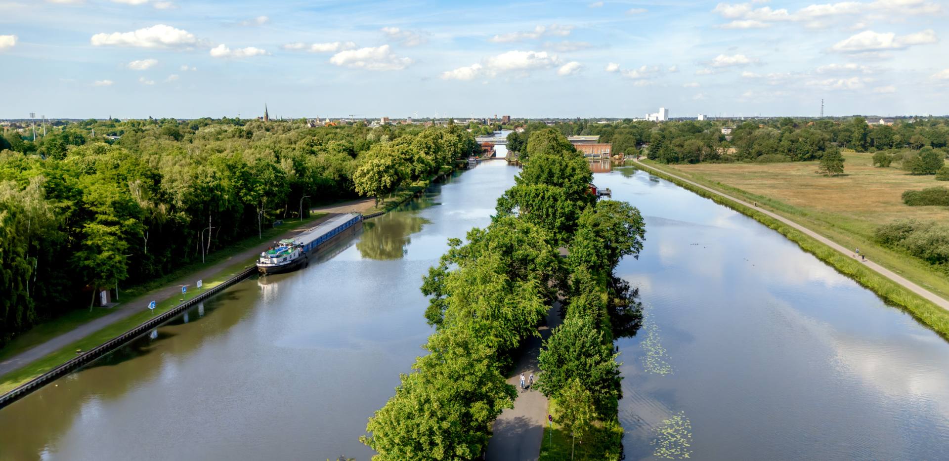 Oldenburg Radfahren Achterdiek Radfahren zwischen Küstenkanal und Hunte auf der Route um Oldenburg.
