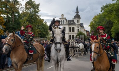 Graf und Knappen beim Oldenburger Kramermarktsumzug. Foto: Sascha Stüber Graf und Knappen beim Oldenburger Kramermarktsumzug. Foto: Sascha Stüber