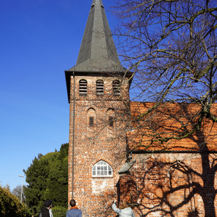 Zu Fuß über den St. Gertruden Kirchhof Zu Fuß über den St. Gertruden Kirchhof