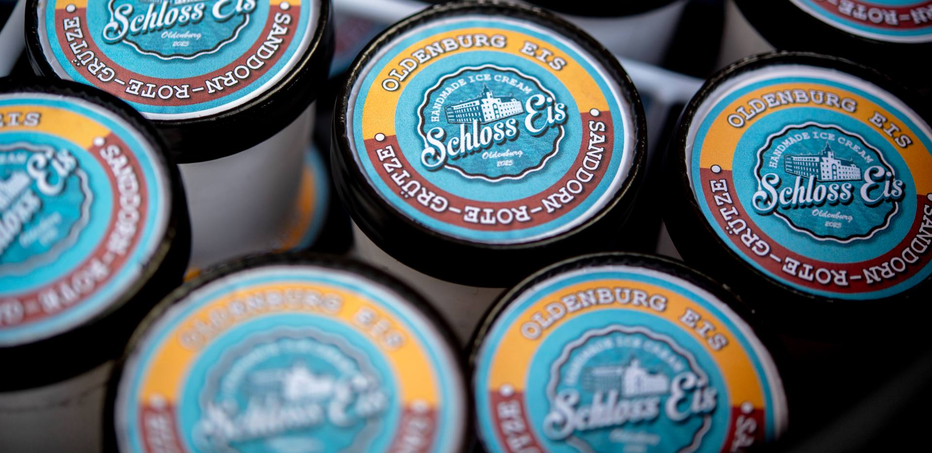 Die Oldenburg Tourismus und Marketing GmbH (OTM) hat am 7. M&auml;rz gemeinsam mit zahlreichen Oldenburgerinnen, Oldenburgern und G&auml;sten ihr 25-j&auml;hriges Bestehen mit einem Tag der offenen T&uuml;r im Lappan gefeiert. Ein besonderes Highlight war die Premiere des neu entwickelten &bdquo;Oldenburg-Eis&ldquo;. 