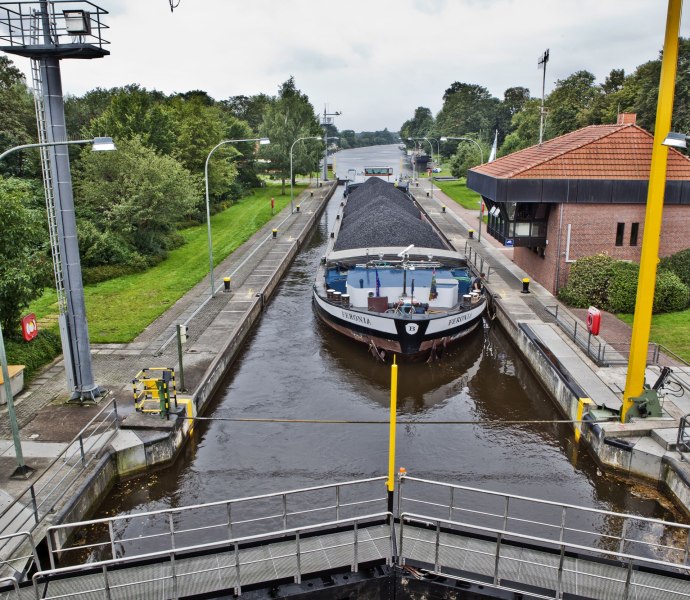 Ein Schiff in der Schleuse auf dem Küstenkanal in Oldenburg.