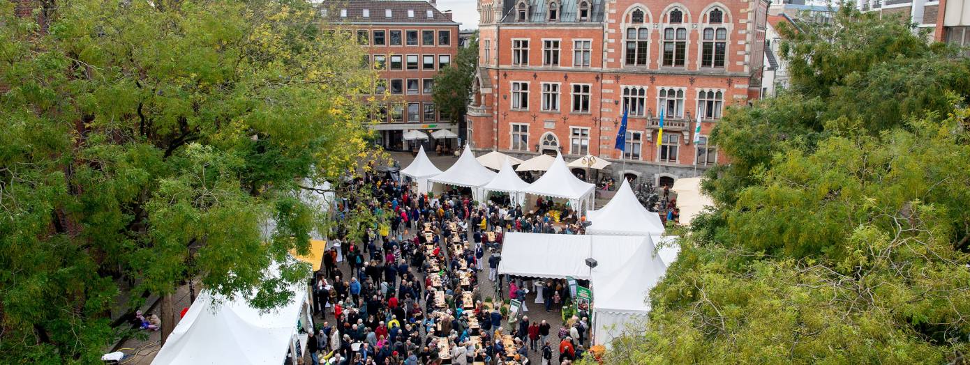 Hallo Grünkohl Rathausmarkt Oldenburg Auf dem Oldenburger Rathausmarkt sind zu hallo Grünkohl viele Stände und lange Sitzreihen zum Essen aufgebaut.