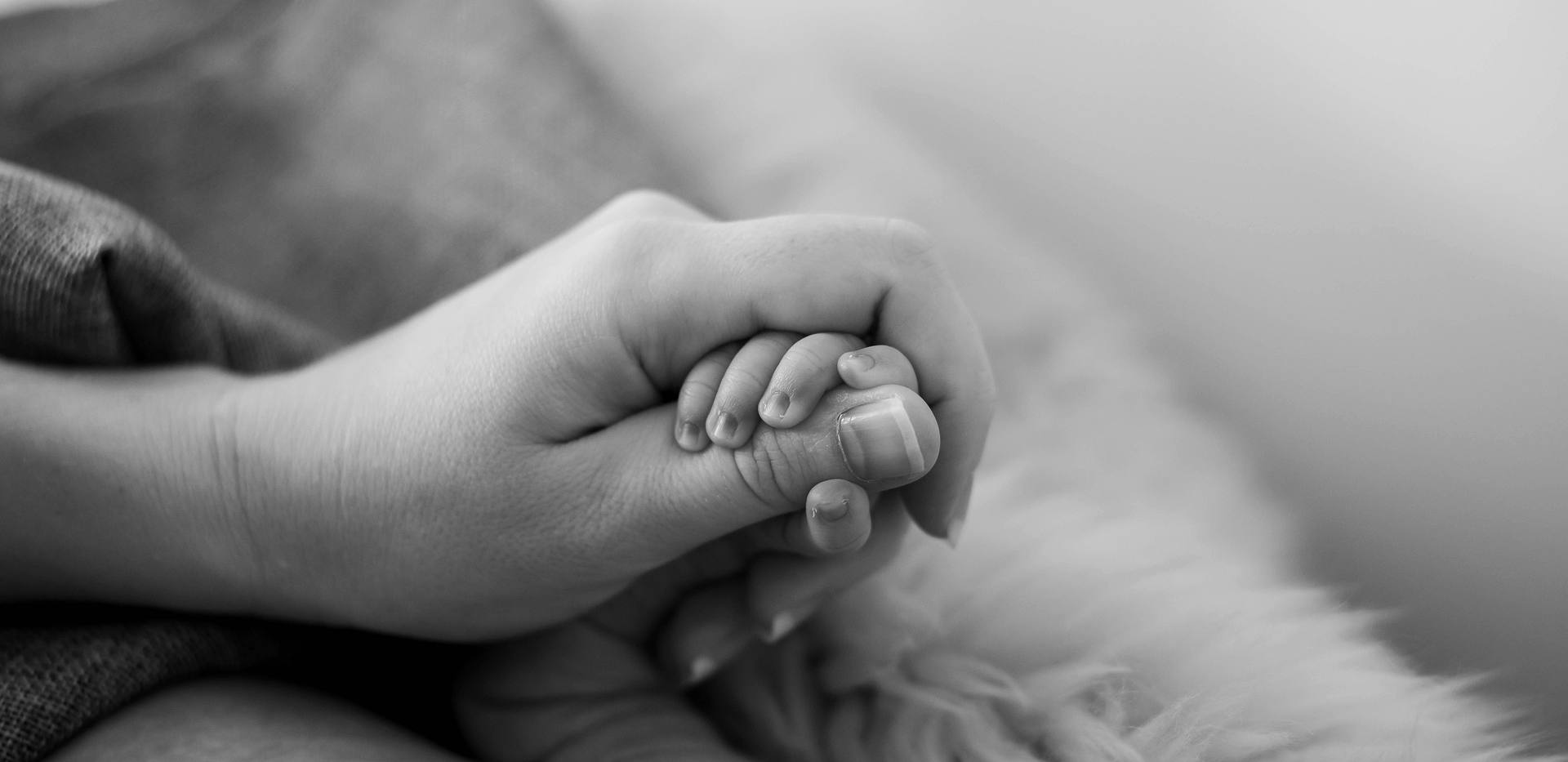 H&auml;nde von Mutter und Kind. Foto: Rebecca Scholz/Pixabay