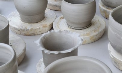 Auf dem Foto befinden sich verschiedene gedrehte Tonobjekte.