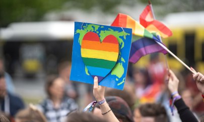 Am CSD Nordwest in Oldenburg wird ein Regenbogenherz hochgehalten.