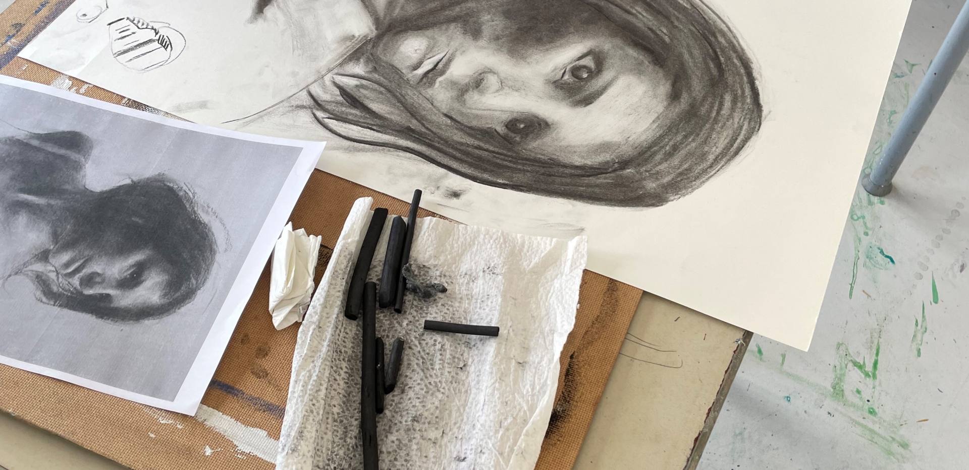 Auf dem Foto ist eine Portraitzeichnung abgebildet.