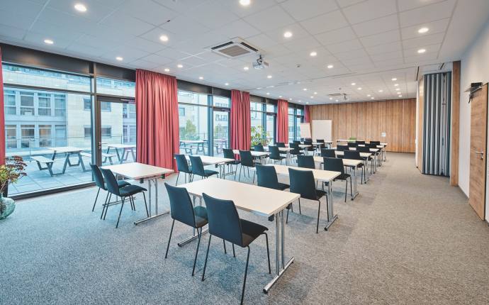 Tagungsraum Jugendherberge Oldenburg mit Außenterrasse Tagungsraum Jugendherberge Oldenburg mit Außenterrasse