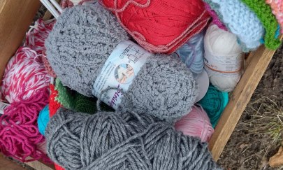 Wolle in Holzkiste
