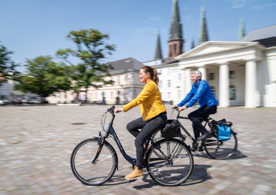 Radfahrende am Oldenburger Schlossplatz