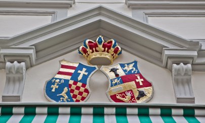 Blick auf Wappen der Stadt Oldenburg an einem Hausgiebel in der Oldenburger Innenstadt.