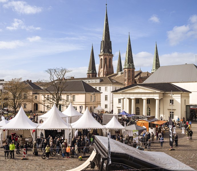 Bei der Veranstaltung Hallo Fahrrad finden auf dem Oldenburger Schlossplatz viele Aktionen rund ums Fahrrad statt.