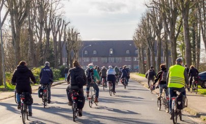 Treffpunkt zur Fahrradfototour über den Fliegerhorst ist am Eingang Alexanderstraße. Treffpunkt zur Fahrradfototour über den Fliegerhorst ist am Eingang Alexanderstraße.