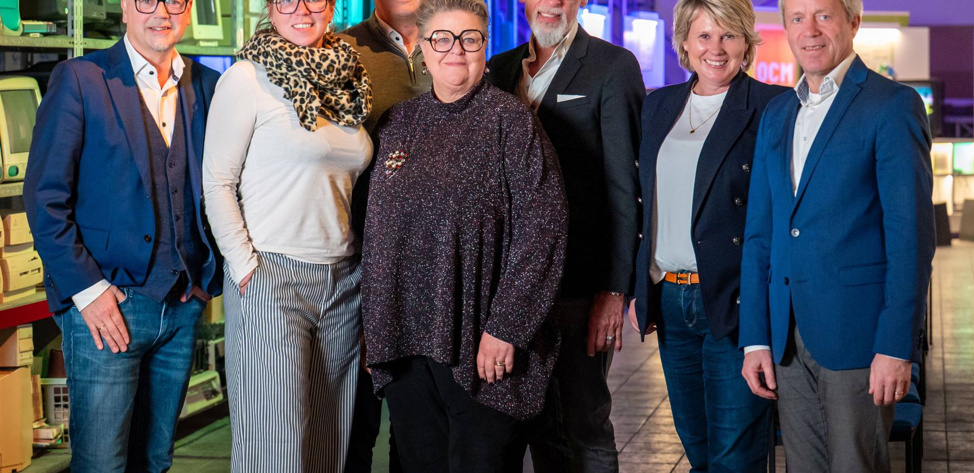 Bildunterschrift von links: Christoph Baak (2. Vorsitzender), Fenja Beckhäuser, Helmut Jordan, Beate Schulz, Stefan Dieker (1. Vorsitzender), Maike Kuhnt und Ralph Wilken (Leiter der Wirtschaftsförderung Stadt Oldenburg, in Vertretung für Oberbürgermeister Jürgen Krogmann). Auf dem Foto fehlt Vorstandsmitglied Michael Schmitz.
