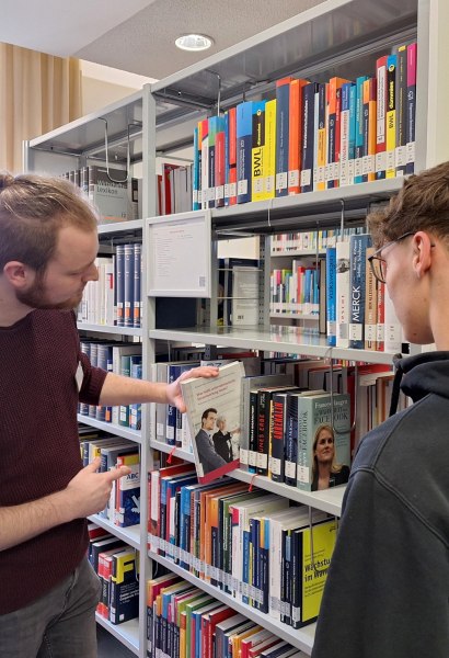 Die Allgemeine Bibliotheksf&uuml;hrung in der Landesbibliothek Oldenburg findet jeden ersten Dienstag im Monat (ausgenommen: Feiertage) statt.