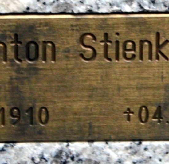 Plakette auf der "Kubus der Erinnerung" Plakette auf der "Kubus der Erinnerung"