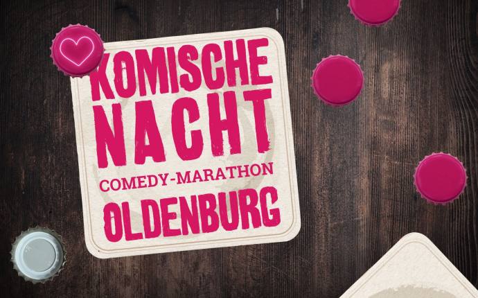 Zu sehen ist ein Bierdeckel worauf Komische nacht Comedy Marathon Oldenburg drauf steht