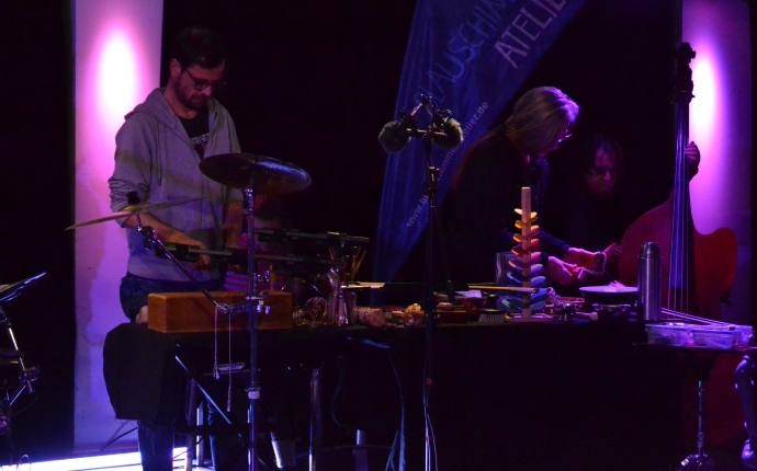Drei Musiker*innen an diversen Instrumenten bei der Offenen Bühne. Drei Musiker*innen an diversen Instrumenten bei der Offenen Bühne.