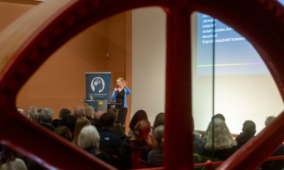 Mitarbeiter:innen der Lie Detectors demonstrieren, wie sich Fake-Fotos erkennen lassen. Mitarbeiter:innen der Lie Detectors demonstrieren, wie sich Fake-Fotos erkennen lassen.