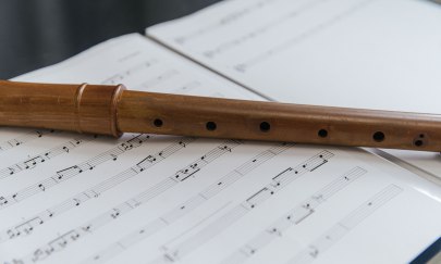 Holzflöte liegt auf offenen Notenblättern und betont eine klassische Musikatmosphäre. Foto: SHVETS production/Pexels Holzflöte liegt auf offenen Notenblättern und betont eine klassische Musikatmosphäre. Foto: SHVETS production/Pexels
