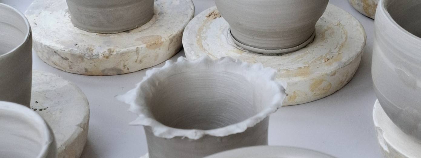 Auf dem Foto befinden sich diverse gedrehte Tonobjekte.