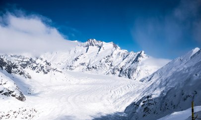 Ein Gebirge im Schnee Ein Gebirge im Schnee
