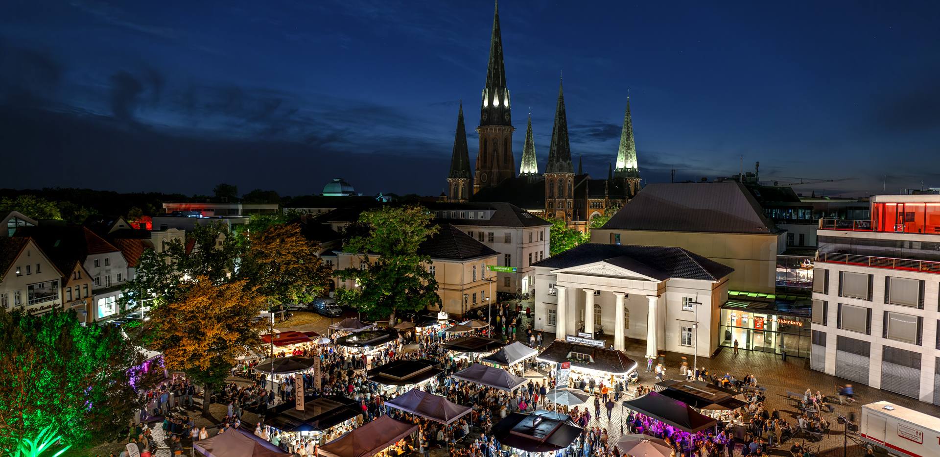 Weinfest Oldenburg von oben Schlossplatz Oldenburg zum Weinfest am Abend